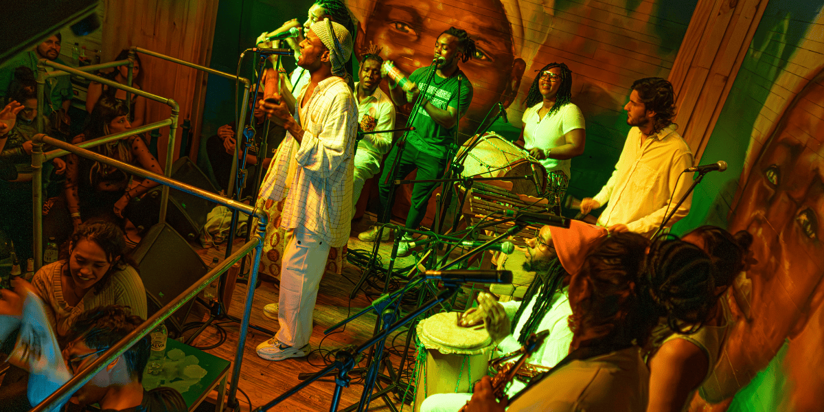 Fotografía del grupo musical Achemí en escena 