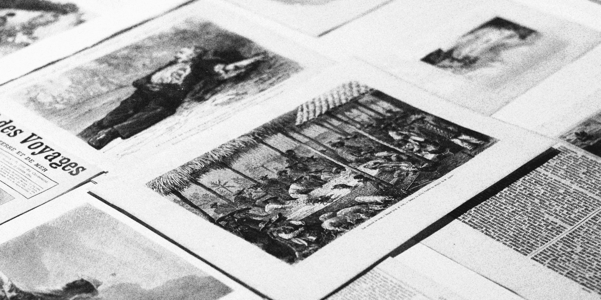 Fotografía de varias serigrafías en una mesa