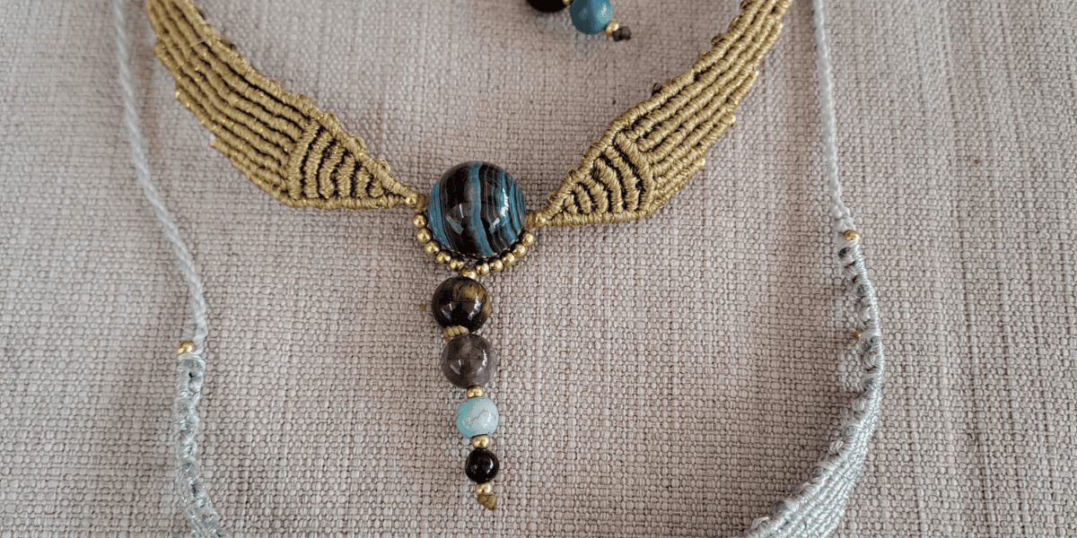 Collar realizado en la técnica de macramé