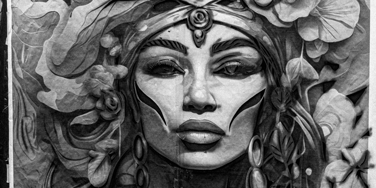 Ilustración a gran escala hecha en carboncillo del rostro de una mujer