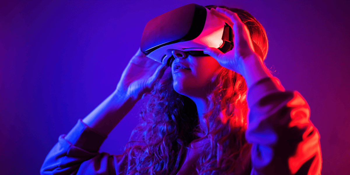 Persona con gafas de realidad virtual