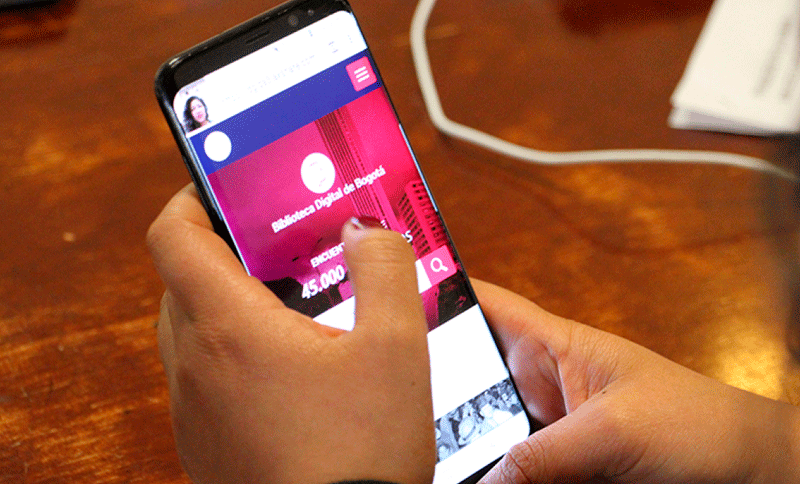 Persona con teléfono celular en la mano