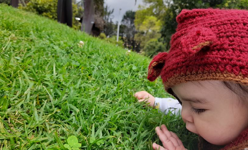 Bebé caminando en el pasto