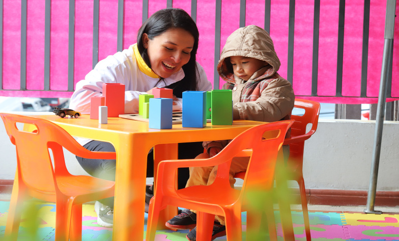 Niño jugando con mujer adulta