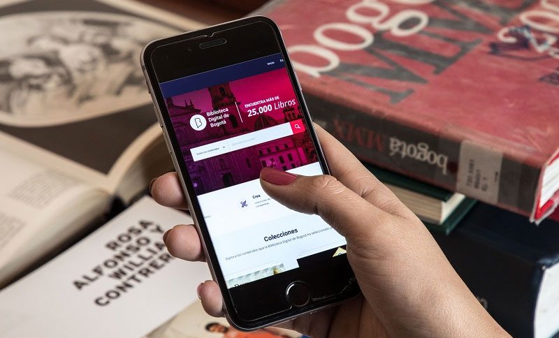 Persona con teléfono en la mano