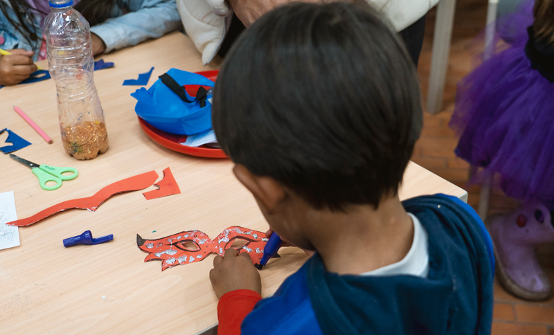 NIño dibujando en la Biblioteca Pública Virgilio Barco