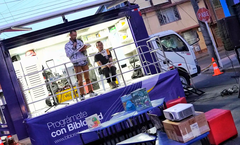 El BibloMóvil cumple seis años y lo celebra en la ciclovía con arte, paz y memoria