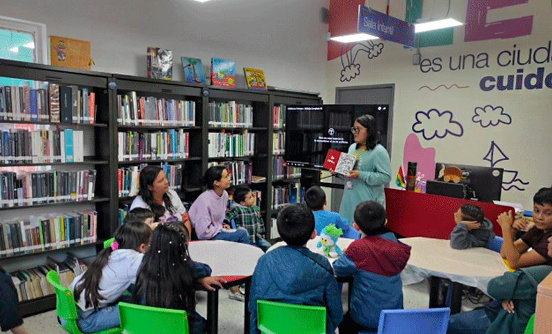 Mujer compartiendo informaron a niños y niñas en una biblioteca