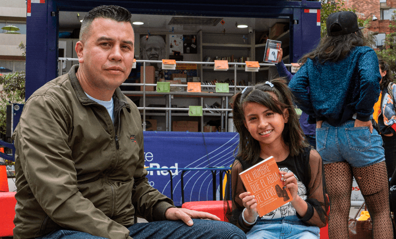 Papa e hija en una estacipon de BIbloRed