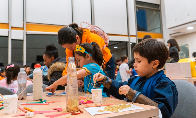 Niños en una mesa con manualidades