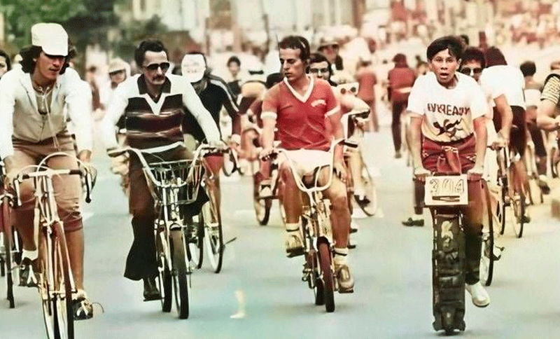 Personas montando bicicleta
