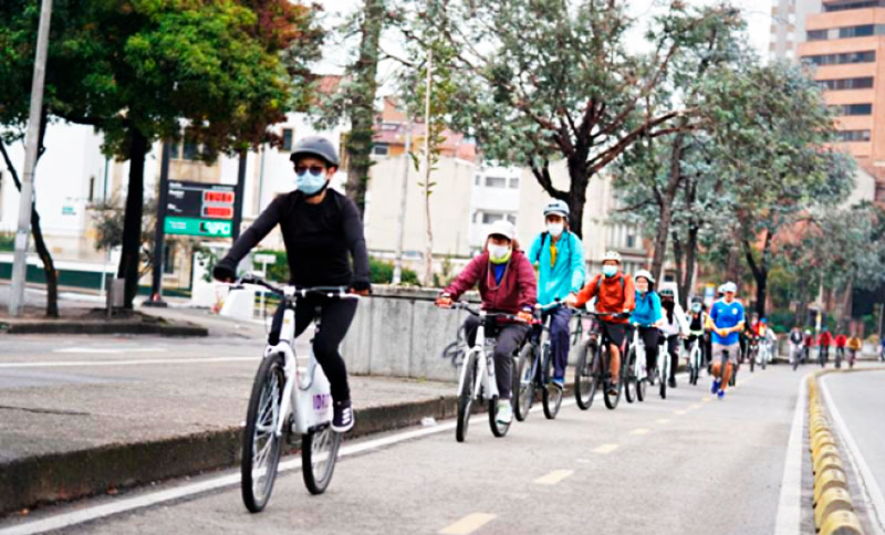 Personas montando bicicleta por una cicloruta