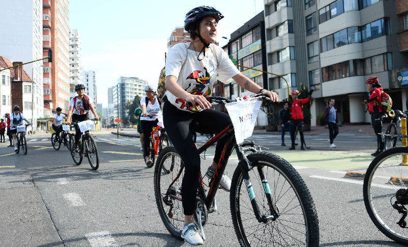 Mujeres montando bicicleta