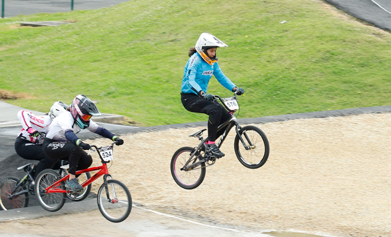 Jóvenes en competencia de BMX