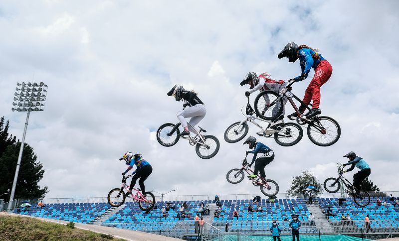 Jóvenes practicando BMX