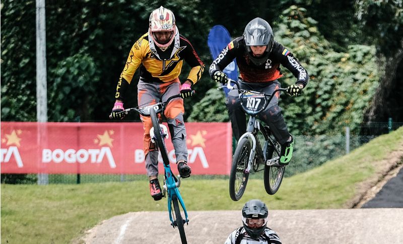 Jóvenes compitiendo en BMX