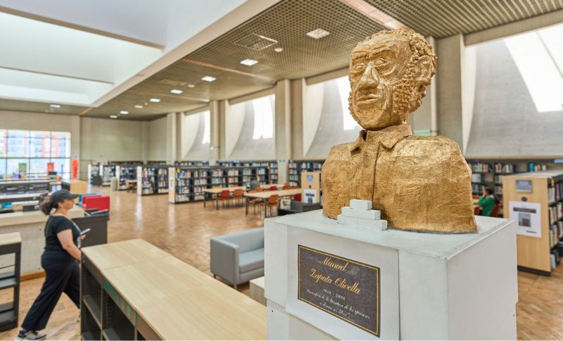 Escultura Manuel Zapata Olivella en una biblioteca