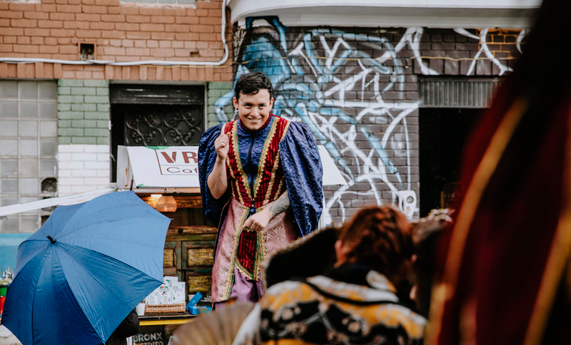 Artista en un escenario a cielo abierto
