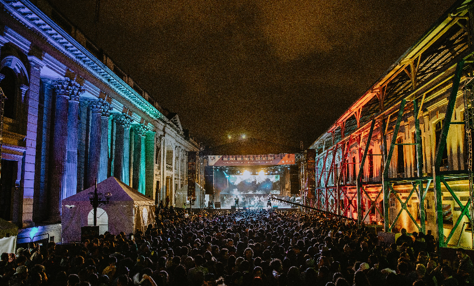 Grupo masivo de personas viendo un espectáculo