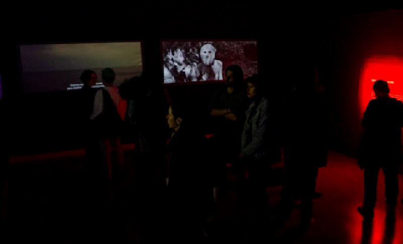 Personas viendo una exposición