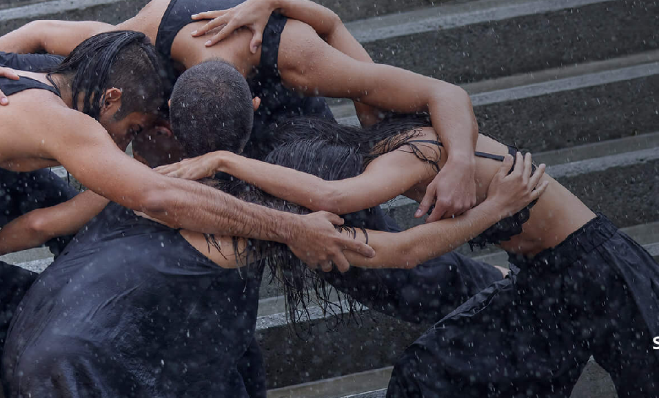 personas abrazadas bajo la lluvia