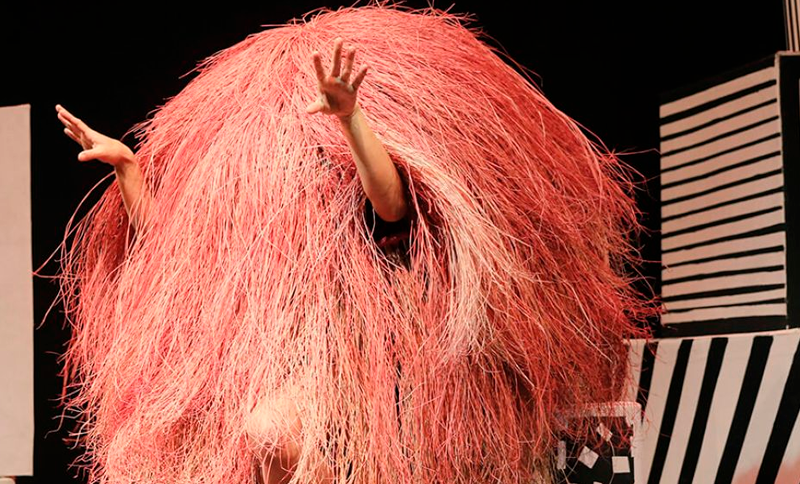 Personaje artístico en un escenario