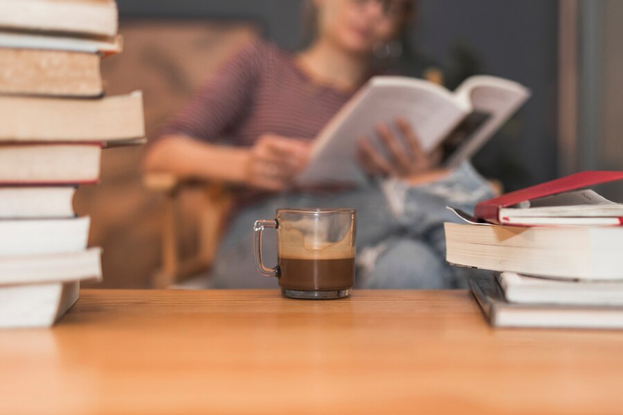 café y libros sobre una mesa