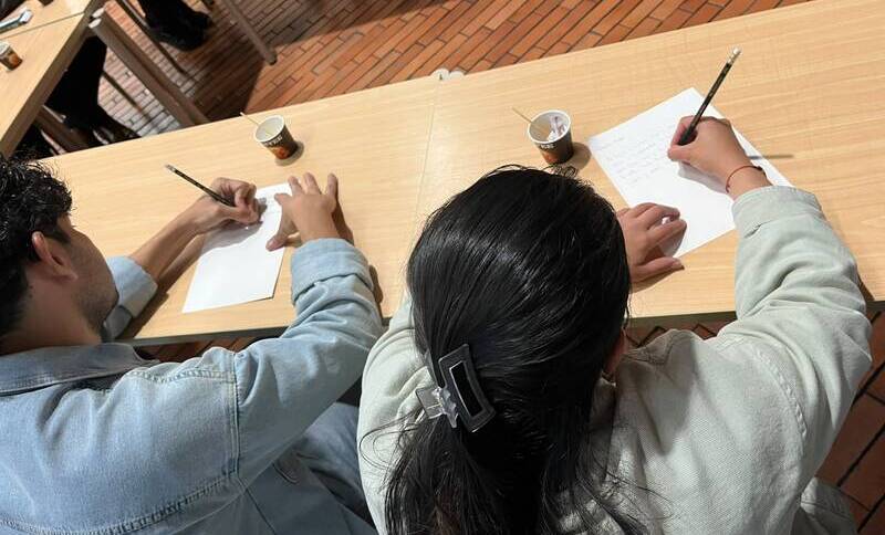 dos personas escribiendo