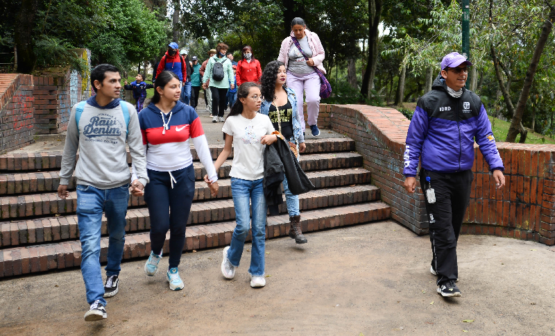 Personas caminando en la ciudad