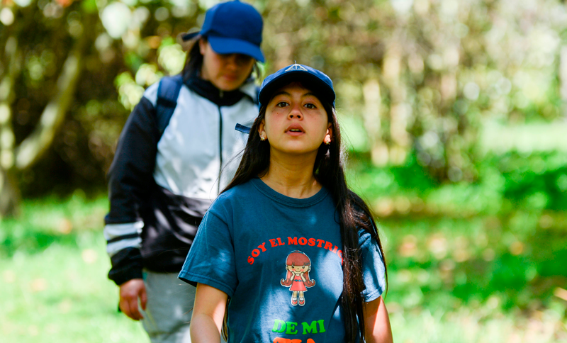 Niña realizando una caminata al aire libre. IDRD, Humedal El Tunjo
