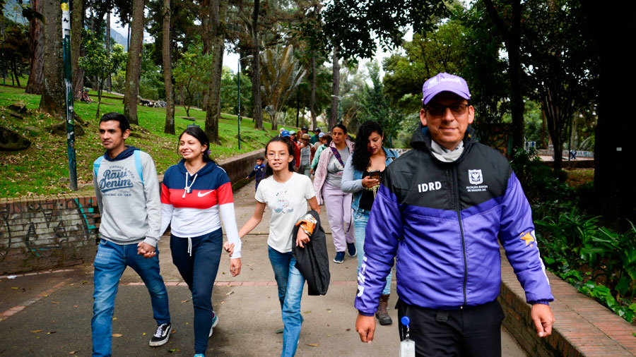 Personas en una caminata