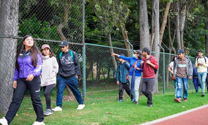 Personas caminando por un parque