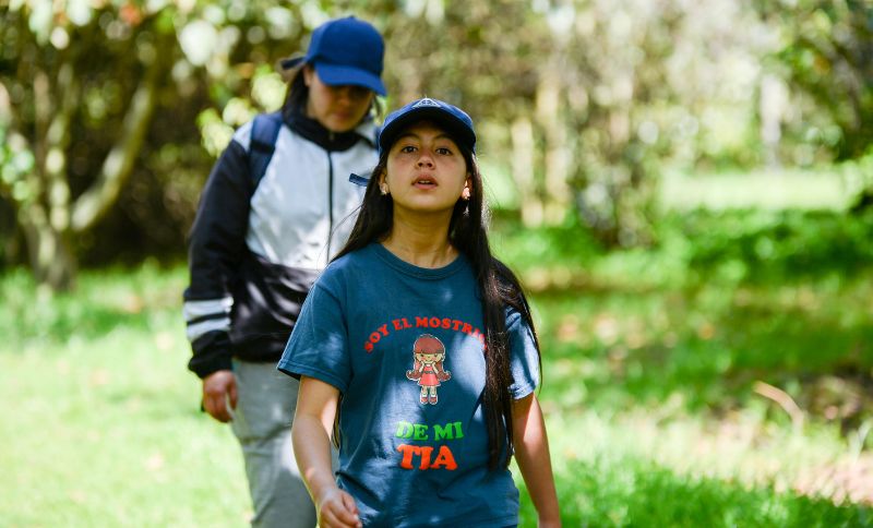 Niña caminando por sendero verde