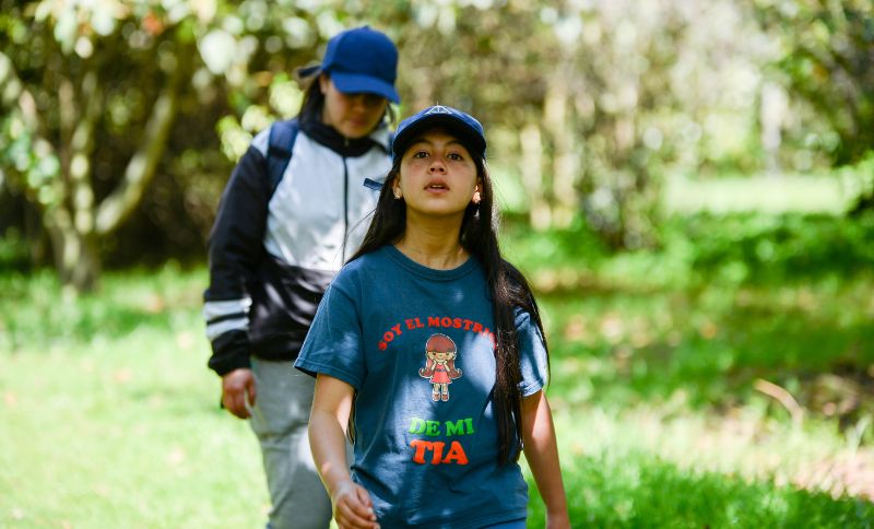 Jóvenes caminando por sendero ecológico