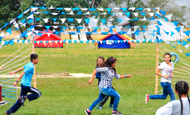 Niños corriendo en campo abierto