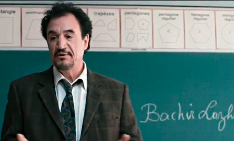 Actor en un salón de clase con un pizarrón de fondo