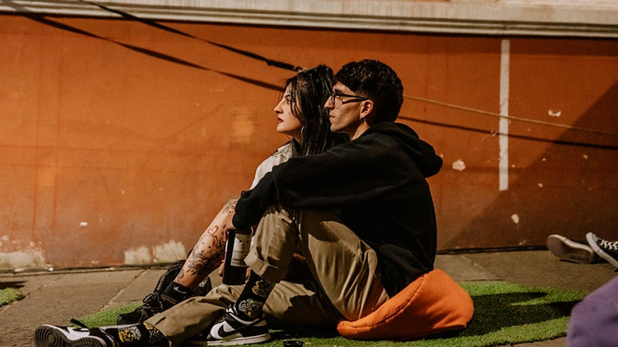 Dos personas sentadas