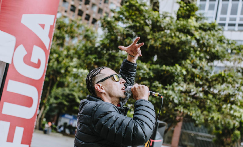 Jóven cantando al aire libre