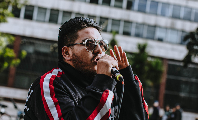 Hombre cantando en un espacio al aire libre