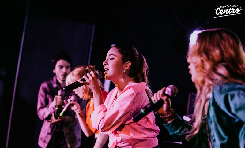 Mujeres cantantes en un escenario 