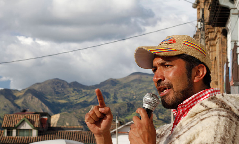 hombre hablando con un micrófono en la mano