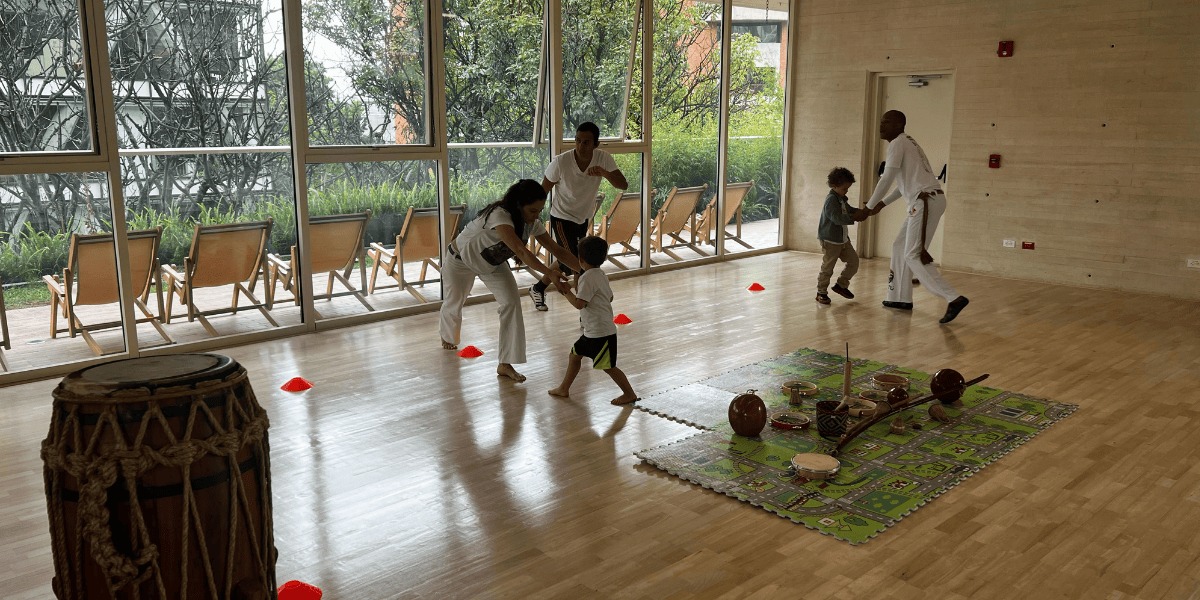 Niños tomando clase de capoeira.