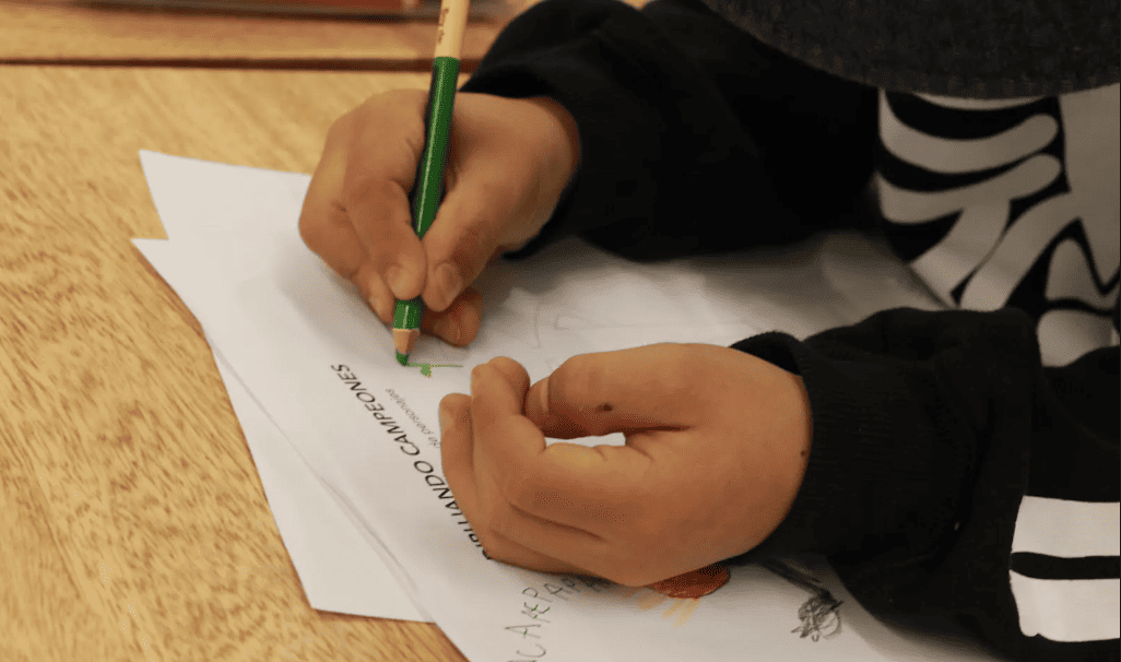 niño escribiendo