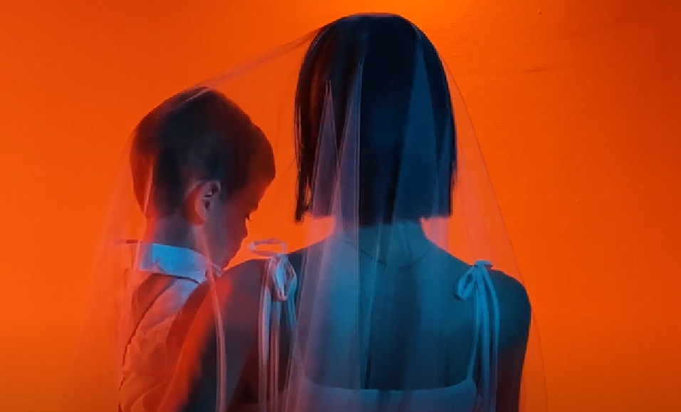 foto de una mamá de espalda con un niño en sus brazos