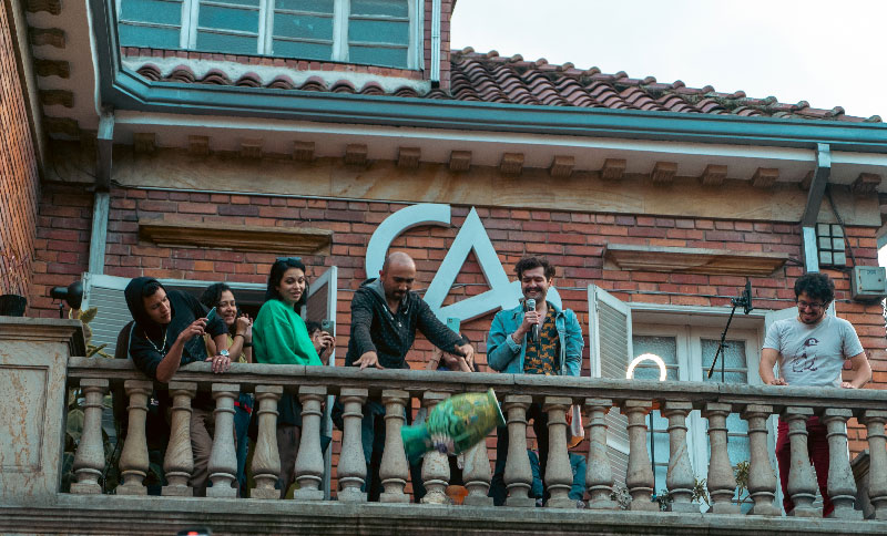 Personas reunidas en el exterior de una casa