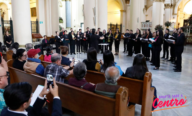 Personas en una iglesia escuchando un grupo filarmónico