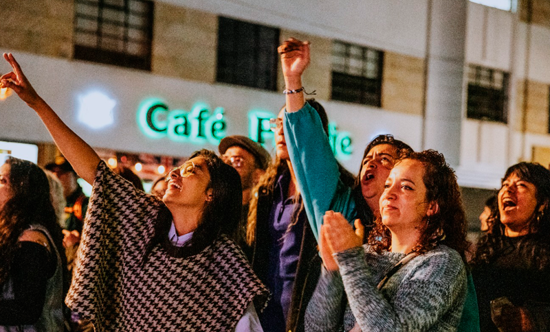 Personas reunidas al aire libre