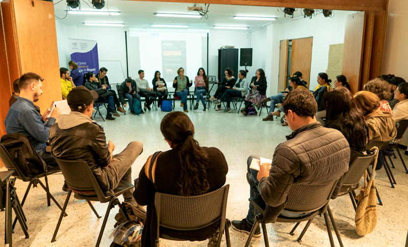 Charla - Encuentro de los porqués con Tess Sharpe