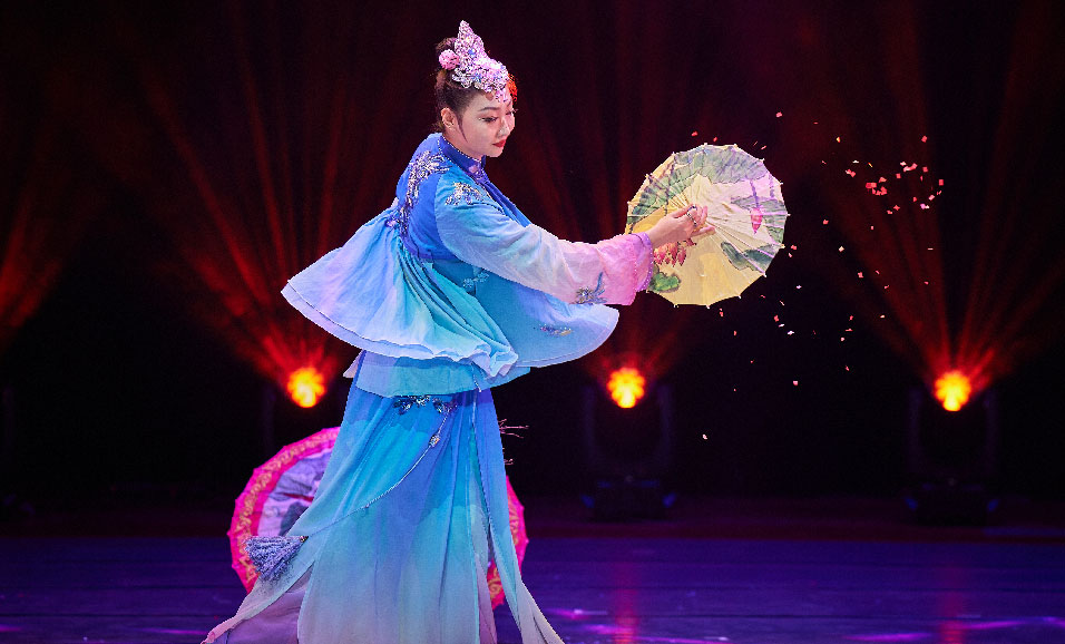 mujer china en un escenario con traje típico