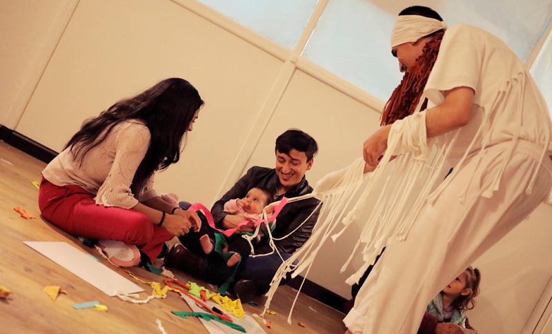 Familia en una experiencia artística